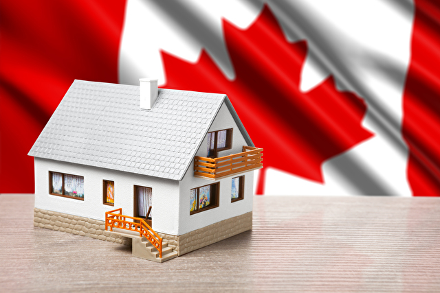 カナダ国旗と家